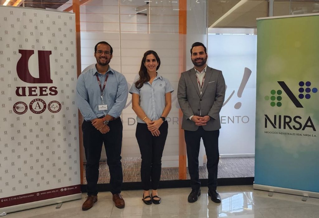 Víctor Andrés Almeida, Docente de la Facultad de Emprendimiento, Negocios y Economía; Melissa Aguirre, Gerente de Asuntos Corporativos de NIRSA y César Vélez Del Hierro, director del Centro de Emprendimiento de la UEES. (Foto Cortesía)