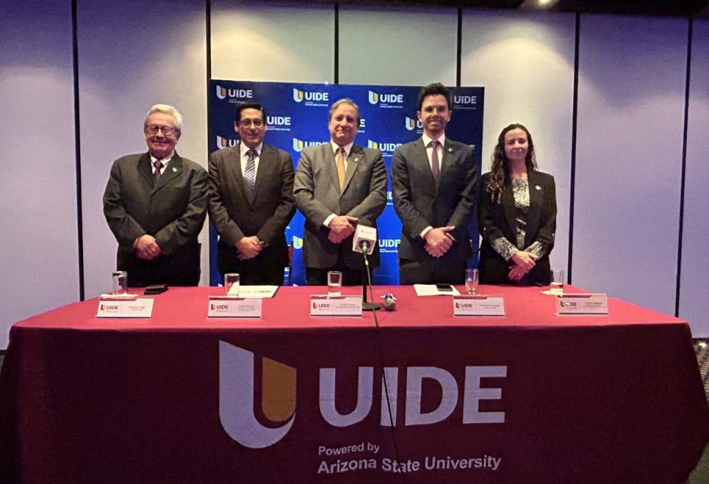 Autoridades de la Universidad Internacional del Ecuador y del Consejo de Educación Superior informando sobre la obtención de la Certificación Internacional ANECA. (Foto Cortesía)