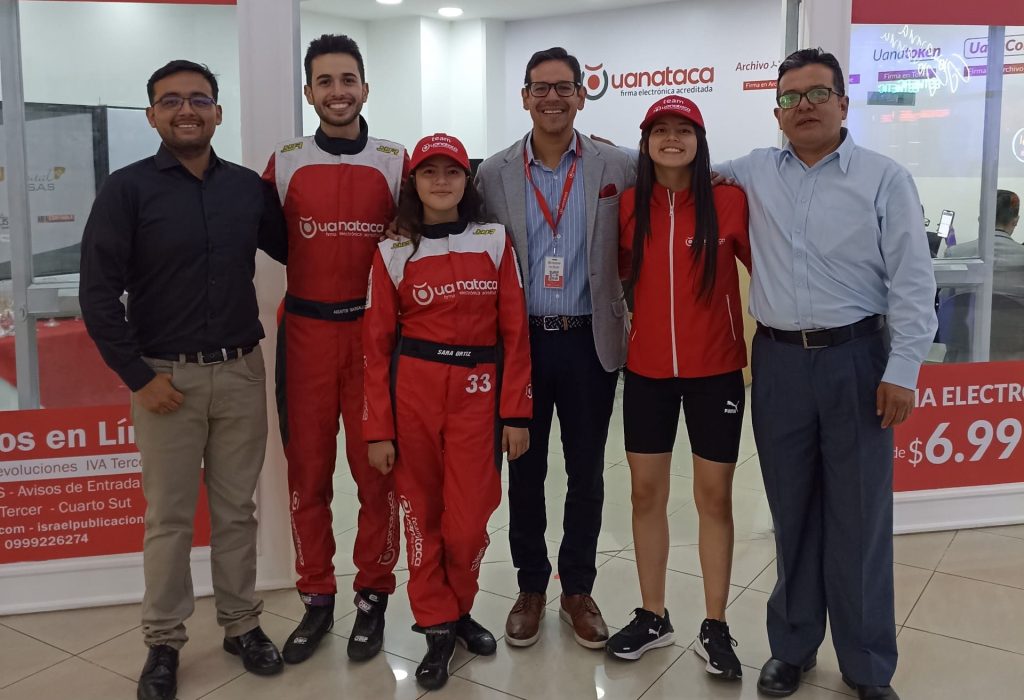 Pablo Santillán, gerente general de nuevo punto de atención; Agustín Barzallo, deportista de karting; Doménica Arellano, deportista de karting; Elías Barzallo, CEO Uanataca; Zarita Ortiz, deportista de karting y Marco Santillán, gerente de ventas de nuevo punto de atención. (Foto Cortesía)