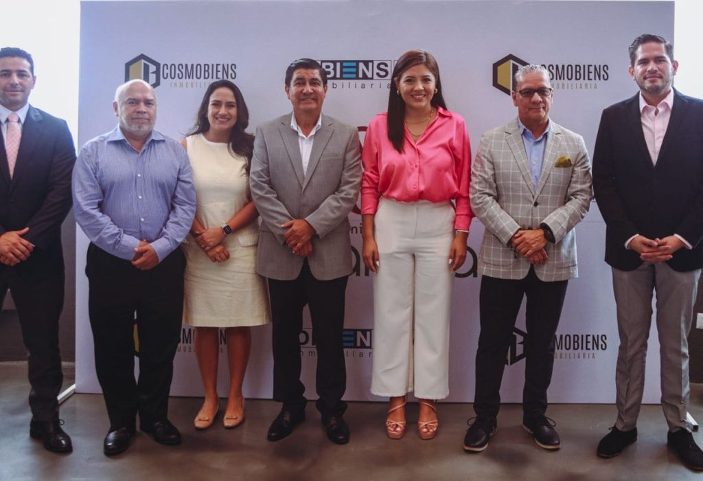 Autoridades de las promotoras Dibiens y Cosmobiens junto al alcalde de Daule Wilson Cañizares. (Foto Cortesía)