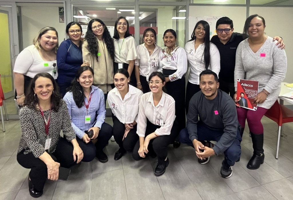 Colaboradores de Adecco en los programas de formación y desarrollo de competencias. (Foto Cortesía)