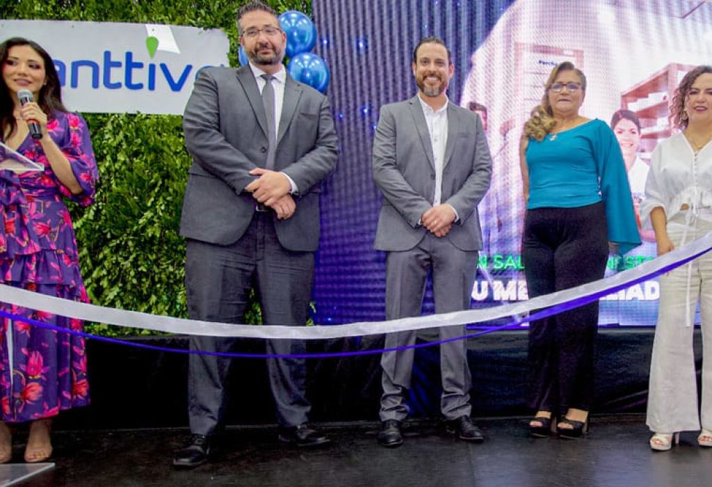 Nathaly Toledo, presentadora del evento, Juan Sebastián Lazar, Gerente Corporación Quifatex, José Pachano, jefe de Operaciones de Vanttive, Tamara Morán, jefe Comercial de Vanttive (Costa - Austro) Verónica Racines, Gerente Comercial de Vanttive. (Foto Cortesía)