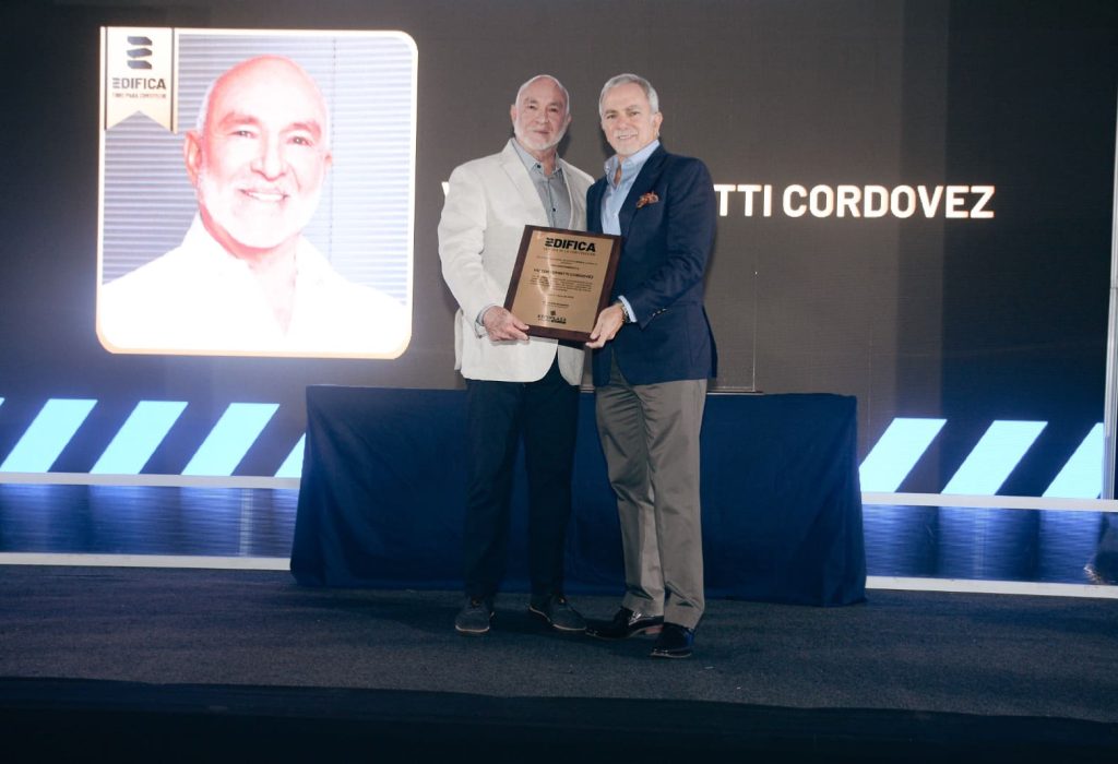 Víctor Ferretti Cordovez es condecorado (1)