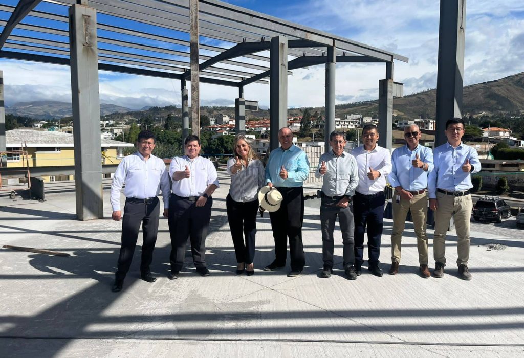 Marino Erazo, Jefe de repuestos; Pablo Urrestas, Jefe Nacional de servicio Changan Auto; Tatiana Flores, Gerente de marca Changan Auto; Ing. Enrique Cobos, Director Changan Auto; Gonzalo Baca, Presidente Grupo Baca; Andrew Cui, Director de Posventa Changan Auto; Santiago Valencia, Gerente Posventa Changan Auto; Devin Zhou, Asistente Dirección Posventa Changan Auto. (Foto Cortesía)