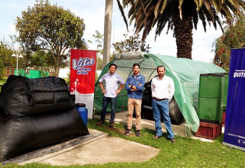 Fabián Jaramillo, gerente técnico de Eco-Inventagri Latinoamérica; Roberto Marcel, proveedor ganadero; y, Javier Patiño, Gerente de Desarrollo Ganadero de Vita Alimentos, durante una jornada de capacitación sobre el uso y funcionamiento de biodigestores, mismos que contribuyen a un modelo sostenible en la industria ganadera. (Foto Cortesía)
