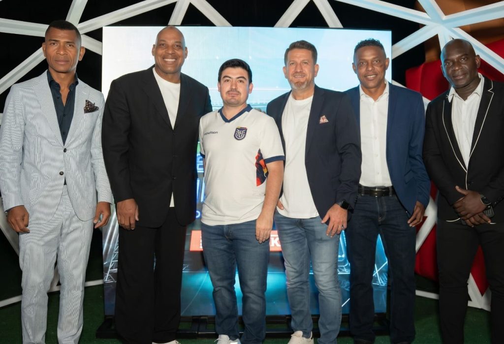Iván Hurtado, Eduardo Hurtado, Juan Miguel Jara, subgerente de mercadeo de Corporación Favorita, Pato Urrutia, Cléber Chalá y Segundo Alejandro Castillo.