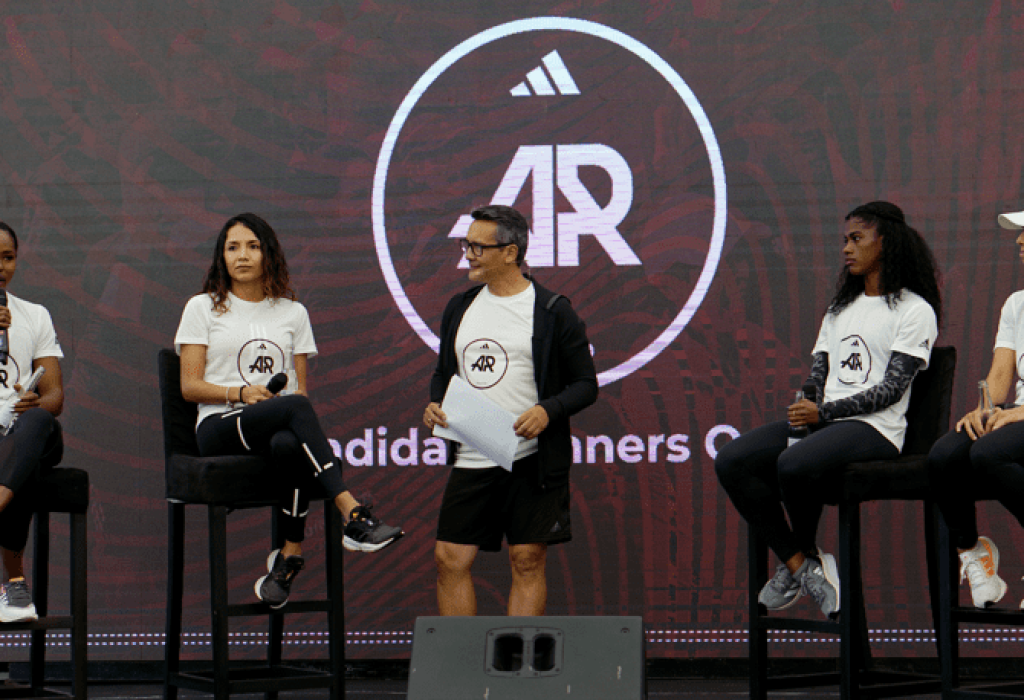 Conversatorio con las deportistas: Angela Tenorio, Paola Bonilla, Anahí Suárez, Daniela Sandoval, junto a Alberto Astudillo como moderador. (Foto Cortesía)