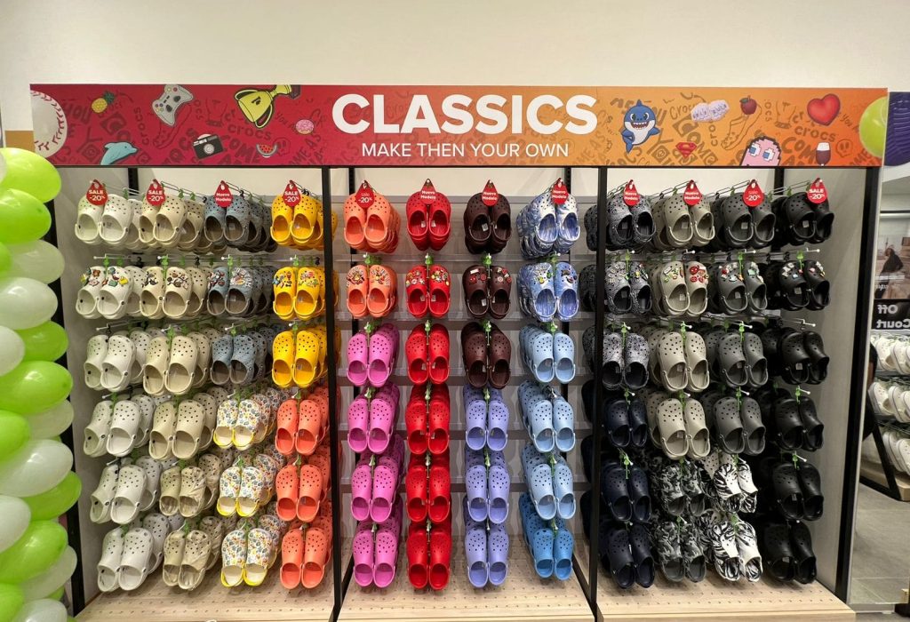 Crocs reinaugura su octava tienda en Ecuador. Esta actividad es parte de su plan de expansión entre 2023 y 2024 con el que pretenden renovar la imagen de sus 18 locales con presencia a escala nacional. (Foto Cortesía)