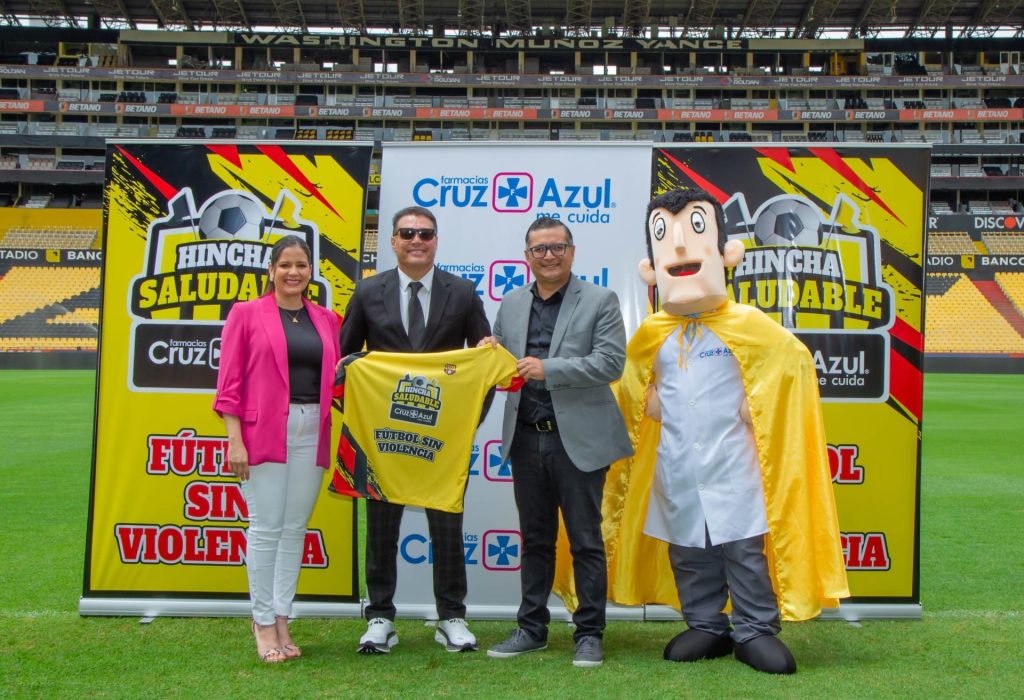 Alexandra Villavicencio, jefe de Marca Farmacias Cruz Azul; Carlos Alejandro Alfaro Moreno, presidente Barcelona Sporting Club y Víctor Chong, gerente de Mercadeo Farmacias Grupo DIFARE y Panchito, personaje Cruz Azul. (Foto Cortesía)
