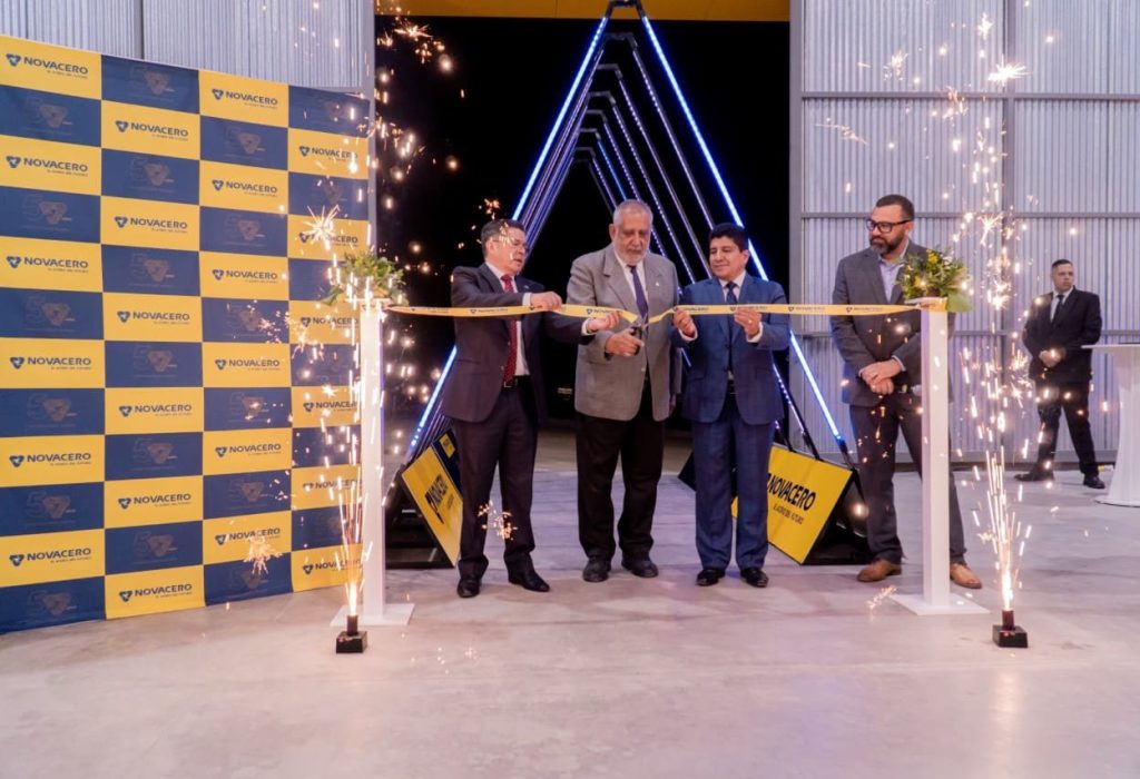 Momentos del corte de cinta; Ramiro Garzón (Gerente General Novacero), Luis Villacrés (Presidente Ejecutivo Novacero), Romel Sarmiento (Alcalde de Azogues) y Crhistian Olalla (Gerente Comercial Novacero). (Foto Cortesía)