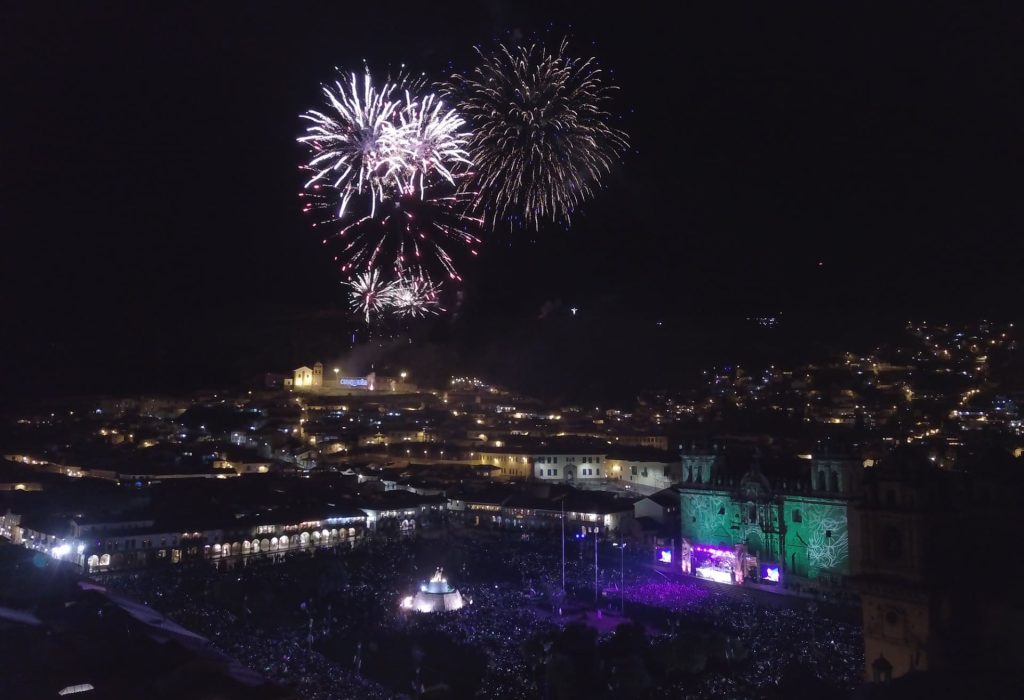 thumbnail_CUSCO_plaza_noche (1)