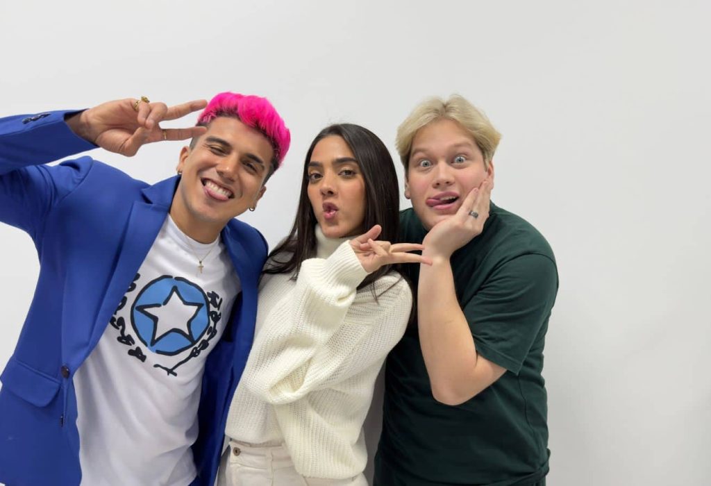 Los moderadores que forman parte son: Iván Farah creador de contenido, Navila Dieb ex Reina de Guayaquil y Erick Falcón más conocido como Kachafa, ex participante del reality Desafío a la Fama.