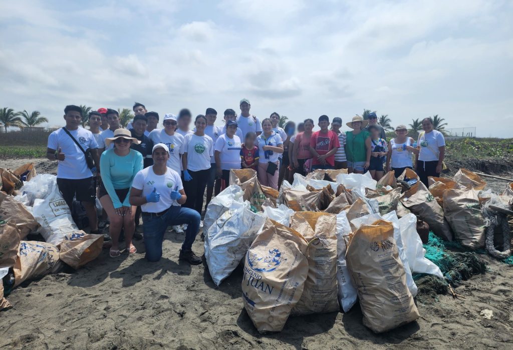 Voluntarios corporativos de NIRSA junto a sus familias y la comunidad, durante la minga de limpieza de playas 2023. (Foto Cortesía)